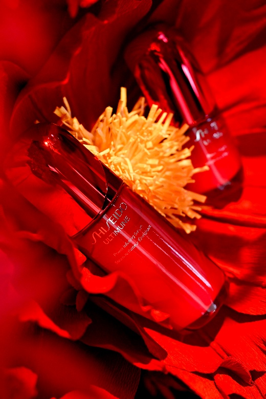 图片包含 桌子, 食物, 橙子, 女人 AI 生成的内容可能不正确。